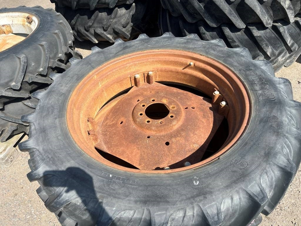 Taurus 13,6-R38 på fälg Case , MF , BM , IH  - إطارات - الآلات الزراعية: صورة 2 Taurus 13,6-R38 på fälg Case , MF , BM , IH  - إطارات - الآلات الزراعية: صورة 2