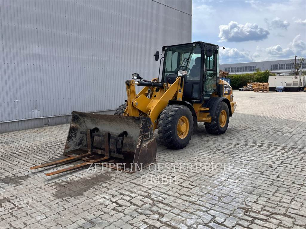 CAT 907M - اللودر بعجل: صورة 1 CAT 907M - اللودر بعجل: صورة 1