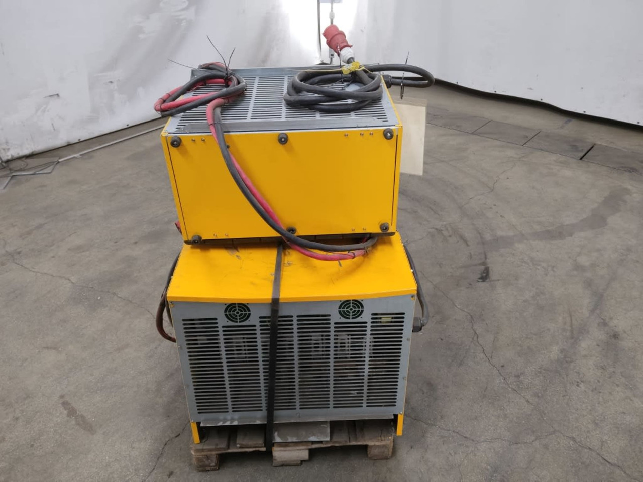 Battery Charger Package 3x Chargers - النظام الكهربائي - معدات المناولة: صورة 3 Battery Charger Package 3x Chargers - النظام الكهربائي - معدات المناولة: صورة 3