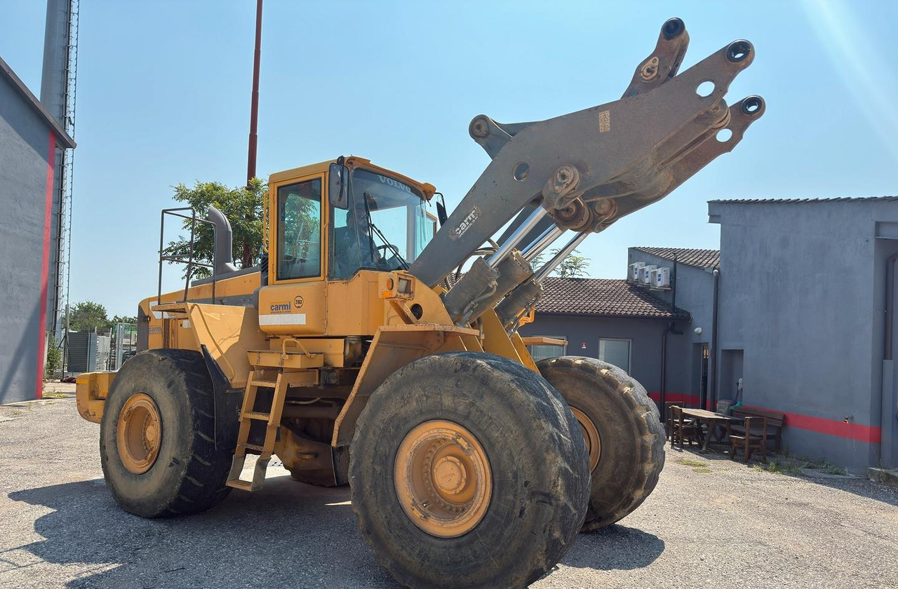 Pala gommata Volvo L 220 - اللودر بعجل: صورة 1 Pala gommata Volvo L 220 - اللودر بعجل: صورة 1