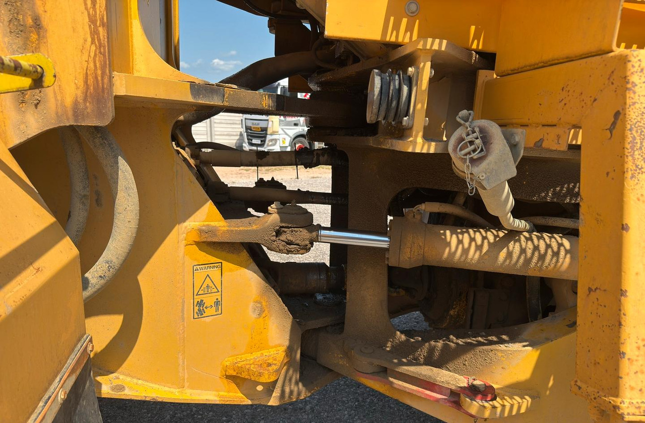 اللودر بعجل Pala gommata Volvo L 220: صورة 7