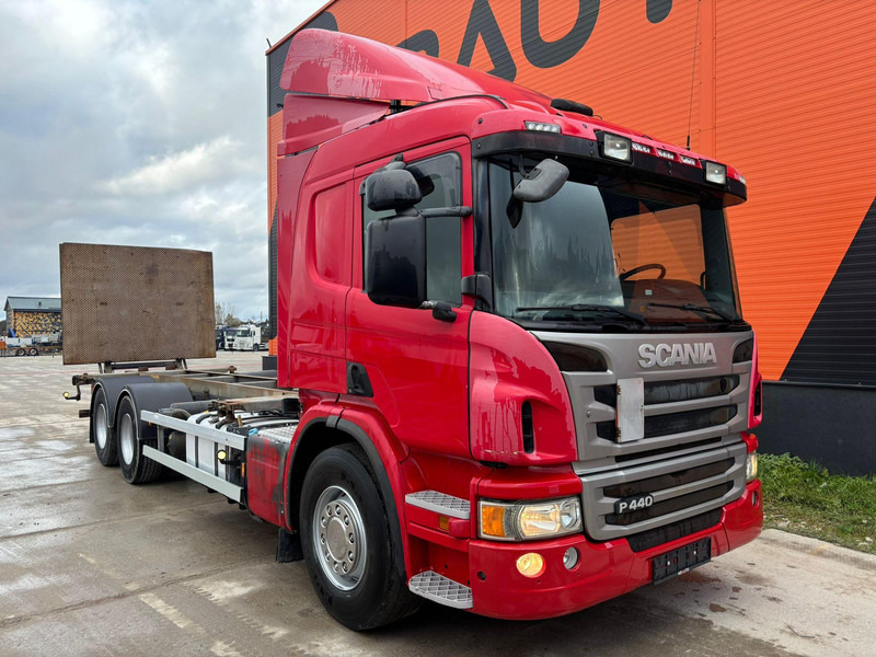 Scania P 440 6x2 RETARDER / CHASSIS L=7741 mm - شاحنات الحاويات / جسم علوي قابل للتغيير شاحنة: صورة 4 Scania P 440 6x2 RETARDER / CHASSIS L=7741 mm - شاحنات الحاويات / جسم علوي قابل للتغيير شاحنة: صورة 4