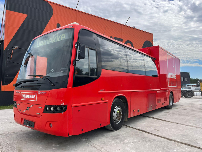 Volvo B12M 4x2 14 SEATS / AC / AUXILIARY HEATING / WC / KITCHEN - حافلة سوبربان: صورة 1 Volvo B12M 4x2 14 SEATS / AC / AUXILIARY HEATING / WC / KITCHEN - حافلة سوبربان: صورة 1
