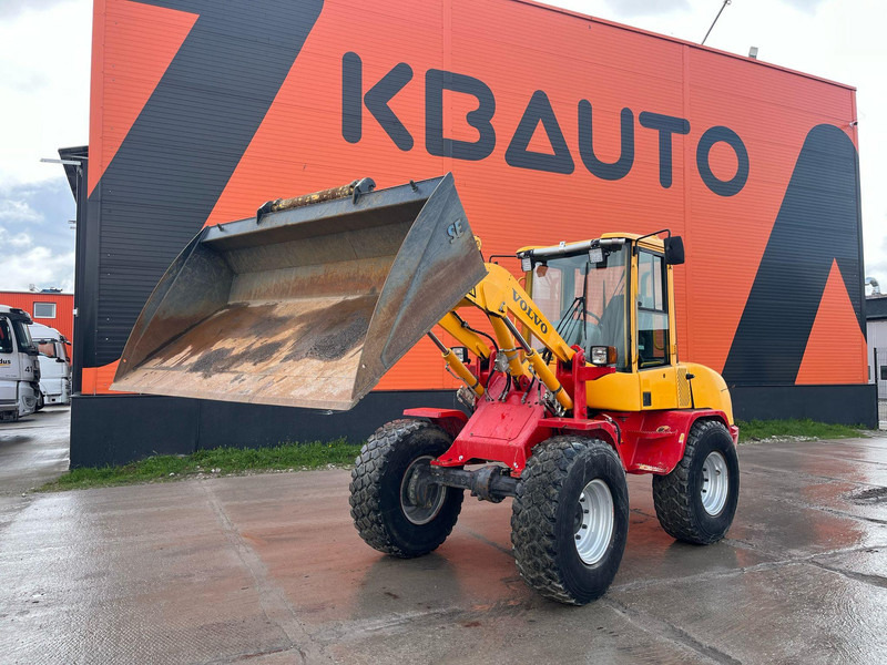 Volvo L 30 B-Z/X 4x4 AC / QUICK COUPLER / BUCKET + FORKS - اللودر بعجل: صورة 1 Volvo L 30 B-Z/X 4x4 AC / QUICK COUPLER / BUCKET + FORKS - اللودر بعجل: صورة 1
