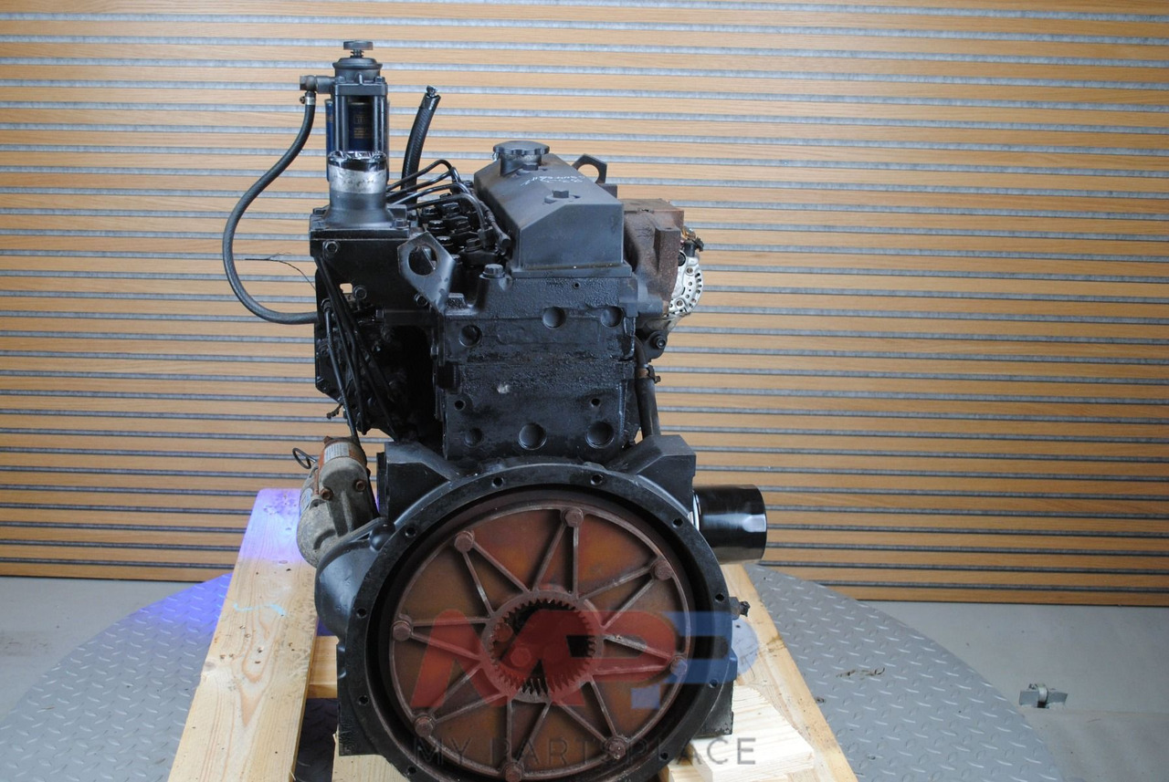 Komatsu 4D95 - محرك: صورة 4 Komatsu 4D95 - محرك: صورة 4