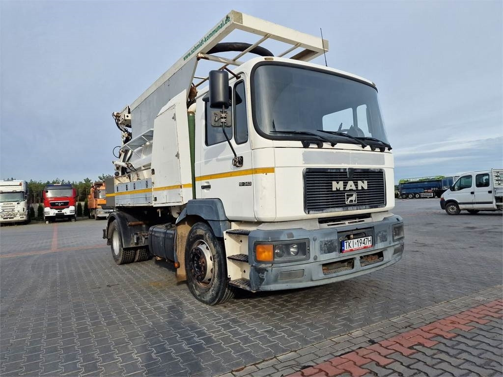 MAN WUKO MORO KOMBI FOR CHANNEL CLEANING - شاحنة الشفط: صورة 2 MAN WUKO MORO KOMBI FOR CHANNEL CLEANING - شاحنة الشفط: صورة 2