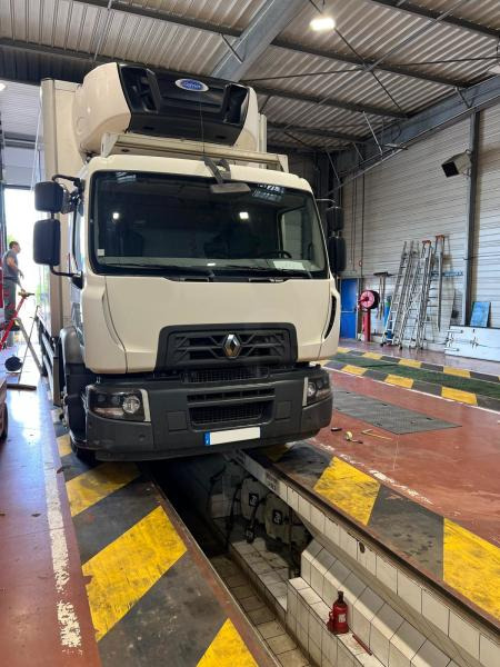 Renault D-Series WIDE - شاحنة الفريزر: صورة 2 Renault D-Series WIDE - شاحنة الفريزر: صورة 2