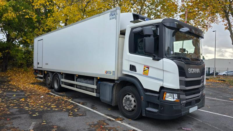 Scania P 320 - شاحنة الفريزر: صورة 1 Scania P 320 - شاحنة الفريزر: صورة 1