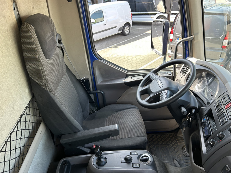 DAF LF 210 FA / 361 dkm / Curtainside / Loadlift / NL Truck - شاحنة ستارة: صورة 3 DAF LF 210 FA / 361 dkm / Curtainside / Loadlift / NL Truck - شاحنة ستارة: صورة 3