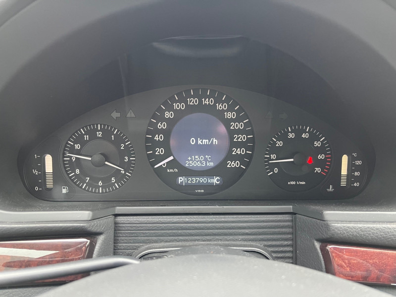 سيدان Mercedes-Benz E-Klasse / Limousine / 240 Avantgarde / 4-Matic / 8-pers / APK/TUV 09-2026 /: صورة 9