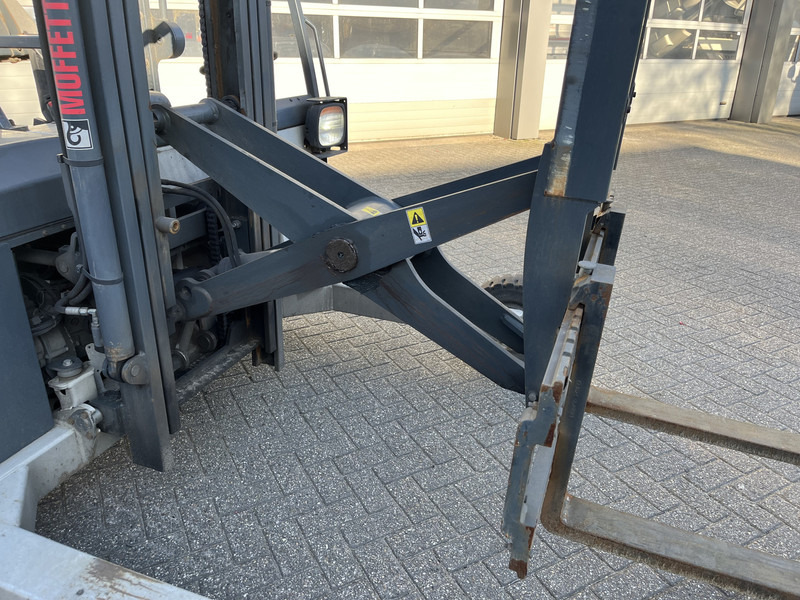 Moffett M4 20.1 / 547 Hours / 2020 / Schaarlift / Kooiaap / Meeneem heftruck - رافعة شوكية ديزل: صورة 3 Moffett M4 20.1 / 547 Hours / 2020 / Schaarlift / Kooiaap / Meeneem heftruck - رافعة شوكية ديزل: صورة 3