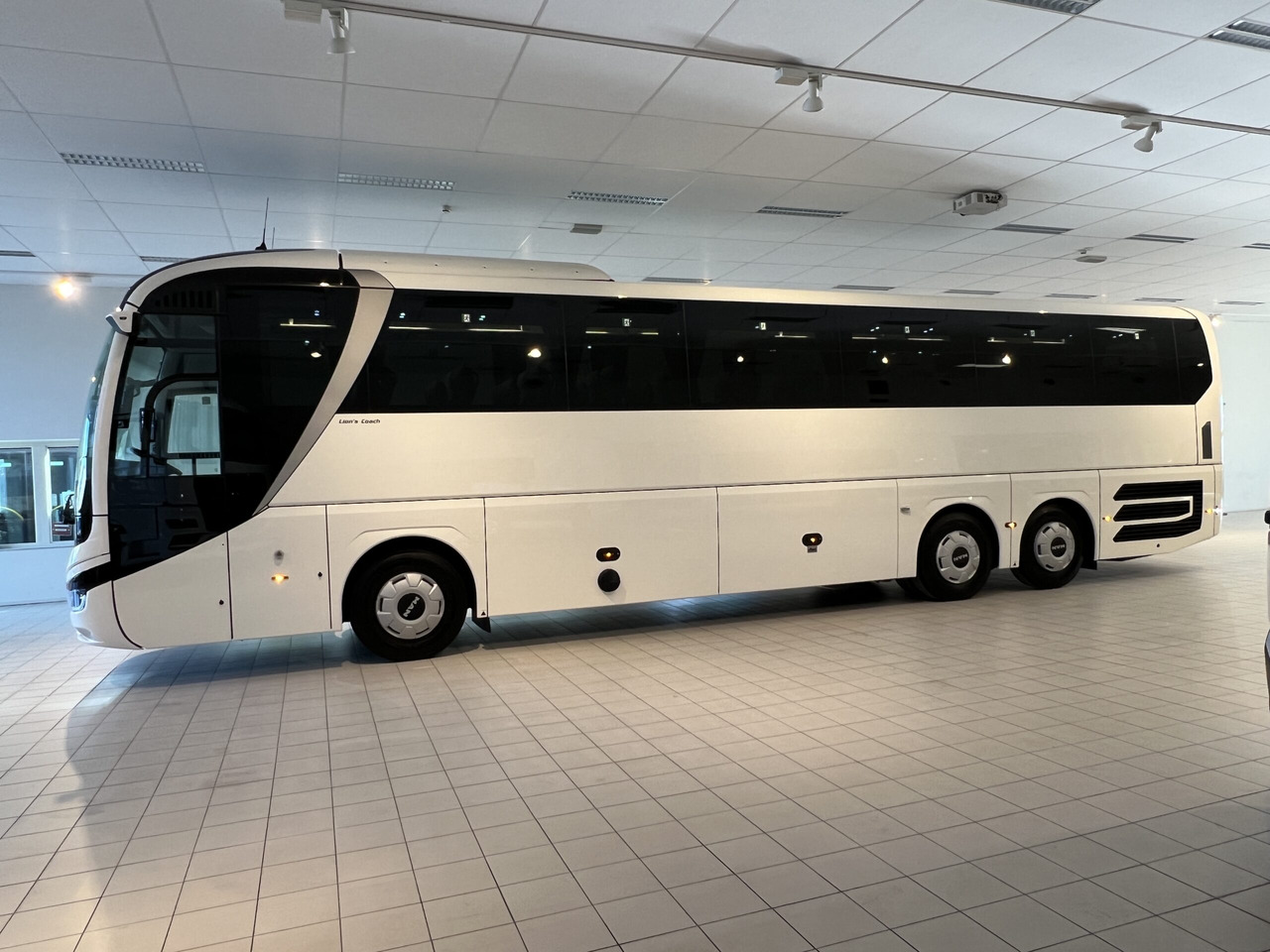 MAN Lions Coach R09 Euro 6E (Dark Edition) - مركبة كوتش: صورة 4 MAN Lions Coach R09 Euro 6E (Dark Edition) - مركبة كوتش: صورة 4