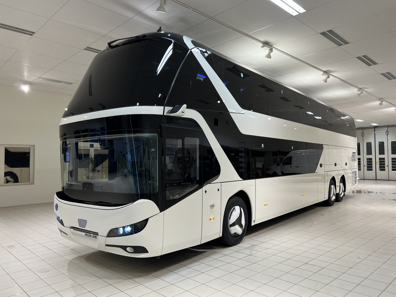 NEOPLAN SKYLINER P06 Euro 6E V.I.P / Exclusive Class (Dark Edition) - مركبة كوتش: صورة 2 NEOPLAN SKYLINER P06 Euro 6E V.I.P / Exclusive Class (Dark Edition) - مركبة كوتش: صورة 2