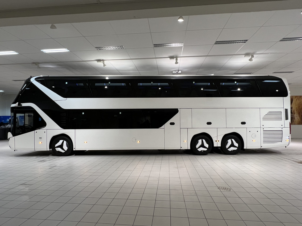 NEOPLAN SKYLINER P06 Euro 6E V.I.P / Exclusive Class (Dark Edition) - مركبة كوتش: صورة 3 NEOPLAN SKYLINER P06 Euro 6E V.I.P / Exclusive Class (Dark Edition) - مركبة كوتش: صورة 3