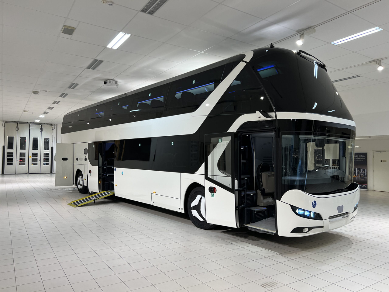 NEOPLAN SKYLINER P06 Euro 6E V.I.P / Exclusive Class (Dark Edition) - مركبة كوتش: صورة 1 NEOPLAN SKYLINER P06 Euro 6E V.I.P / Exclusive Class (Dark Edition) - مركبة كوتش: صورة 1