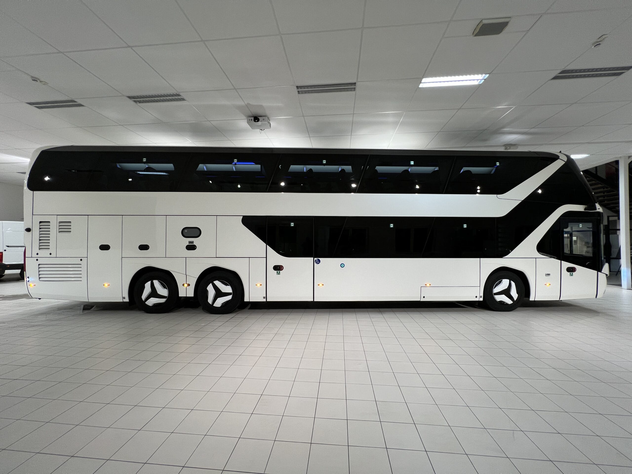 مركبة كوتش NEOPLAN SKYLINER P06 Euro 6E V.I.P / Exclusive Class (Dark Edition): صورة 7