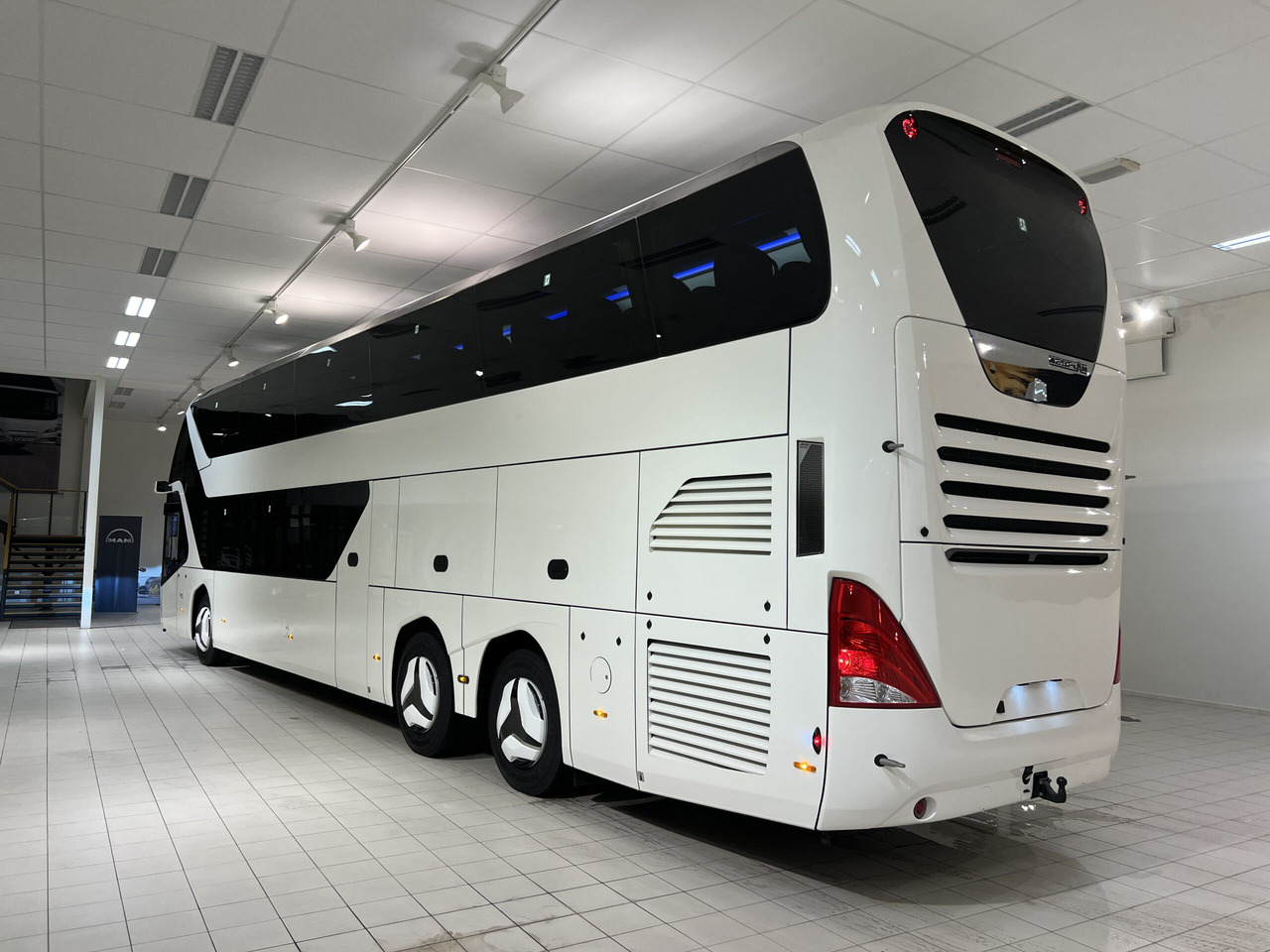 NEOPLAN SKYLINER P06 Euro 6E V.I.P / Exclusive Class (Dark Edition) - مركبة كوتش: صورة 4 NEOPLAN SKYLINER P06 Euro 6E V.I.P / Exclusive Class (Dark Edition) - مركبة كوتش: صورة 4