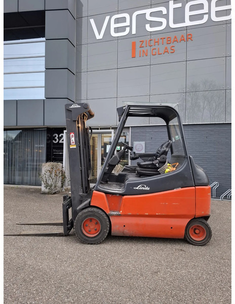 Linde E30/600-02 - رافعة شوكية كهربائية: صورة 1 Linde E30/600-02 - رافعة شوكية كهربائية: صورة 1