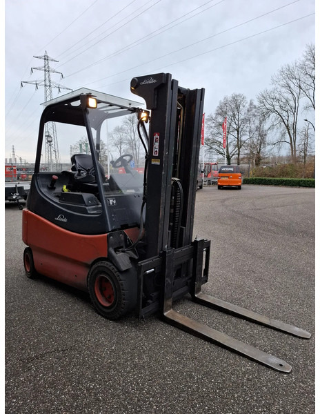 Linde E30/600-02 - رافعة شوكية كهربائية: صورة 4 Linde E30/600-02 - رافعة شوكية كهربائية: صورة 4