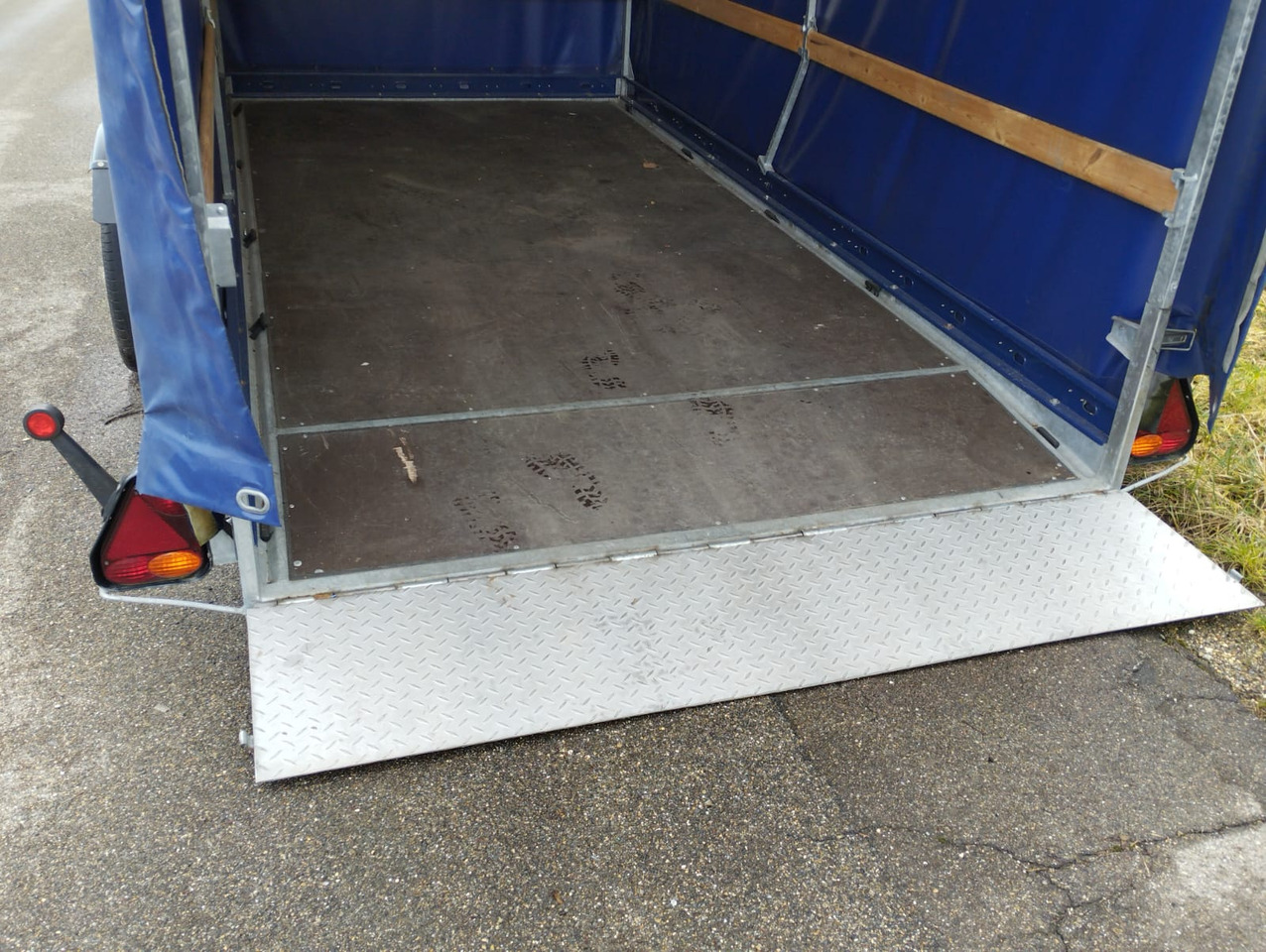 VEZEKO 400 x 187 3,5 t Absenkanhänger Huski 40.35 - مقطورة ستارة جانبية: صورة 5 VEZEKO 400 x 187 3,5 t Absenkanhänger Huski 40.35 - مقطورة ستارة جانبية: صورة 5