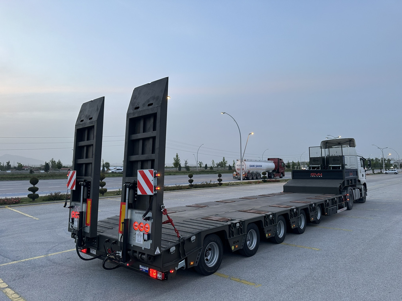 GVN Trailer 5 AXLE LOWBED - عربة منخفضة مسطحة نصف مقطورة: صورة 1 GVN Trailer 5 AXLE LOWBED - عربة منخفضة مسطحة نصف مقطورة: صورة 1
