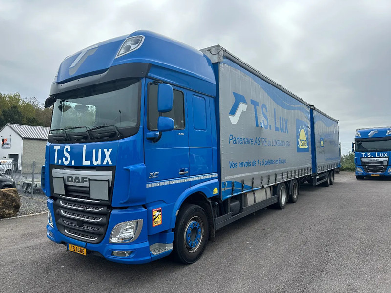 DAF XF 440 6x2 / SUPERSPACECAB / KOMBI MIT ANHANGER SCHMITZ 2016 / DURCHLADEN / 2 STUCK - شاحنة ستارة: صورة 1 DAF XF 440 6x2 / SUPERSPACECAB / KOMBI MIT ANHANGER SCHMITZ 2016 / DURCHLADEN / 2 STUCK - شاحنة ستارة: صورة 1