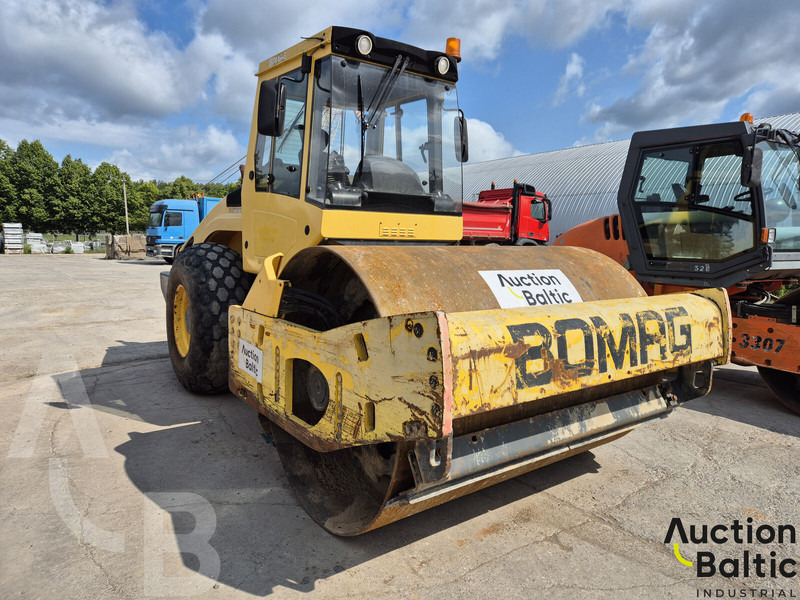 Bomag BW 211 D-4 - مدحلة: صورة 1 Bomag BW 211 D-4 - مدحلة: صورة 1