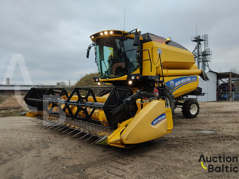 New Holland TC 5.90 - حصادة موحَّدة: صورة 1 New Holland TC 5.90 - حصادة موحَّدة: صورة 1