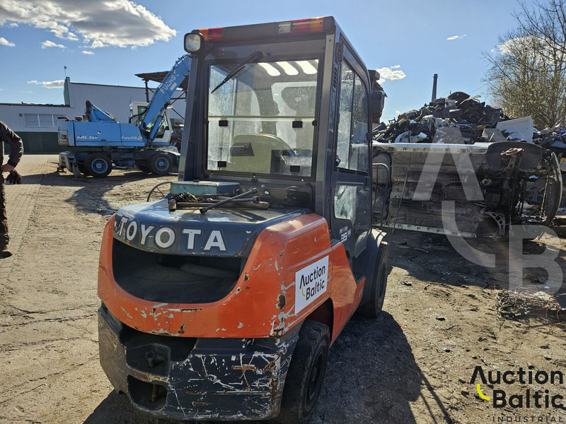 Toyota E 811 - رافعة شوكية ديزل: صورة 3 Toyota E 811 - رافعة شوكية ديزل: صورة 3