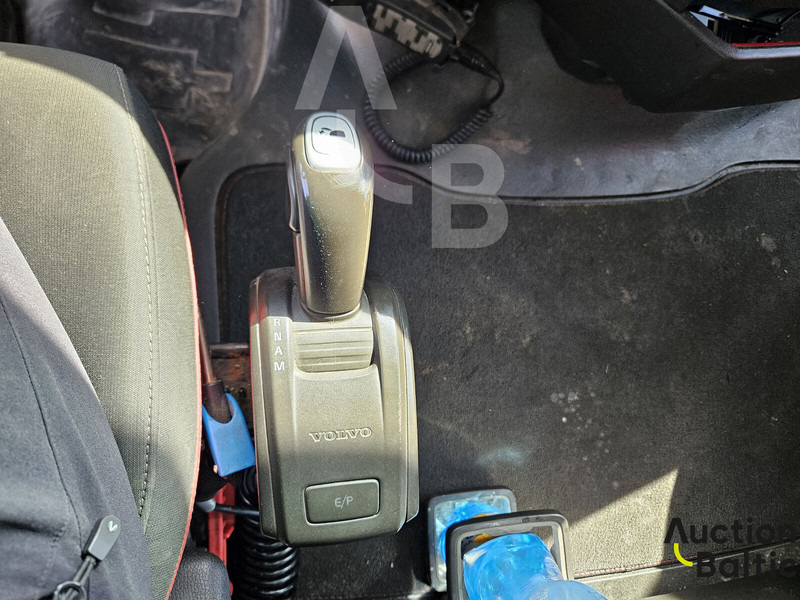 شاحنة صهريج لنقل الوقود Volvo FH 420: صورة 16