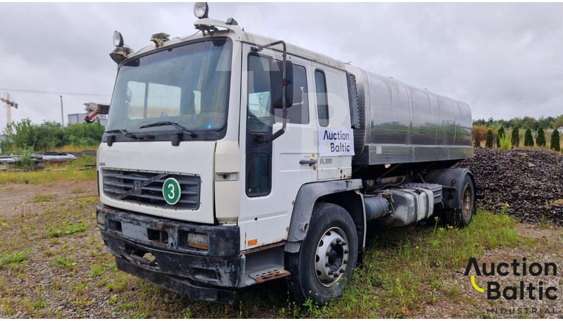 Volvo FL220 - شاحنة صهريج: صورة 1 Volvo FL220 - شاحنة صهريج: صورة 1