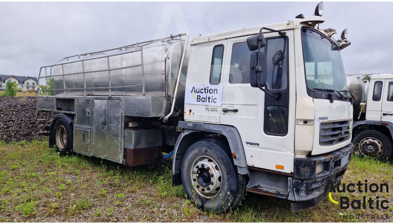Volvo FL220 - شاحنة صهريج: صورة 3 Volvo FL220 - شاحنة صهريج: صورة 3