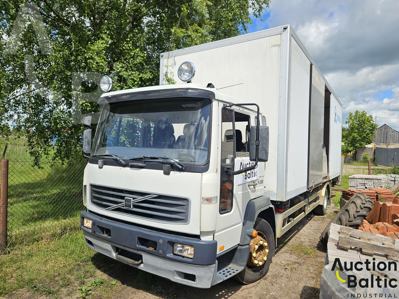 Volvo FL615 - شاحنة مقفلة: صورة 1 Volvo FL615 - شاحنة مقفلة: صورة 1