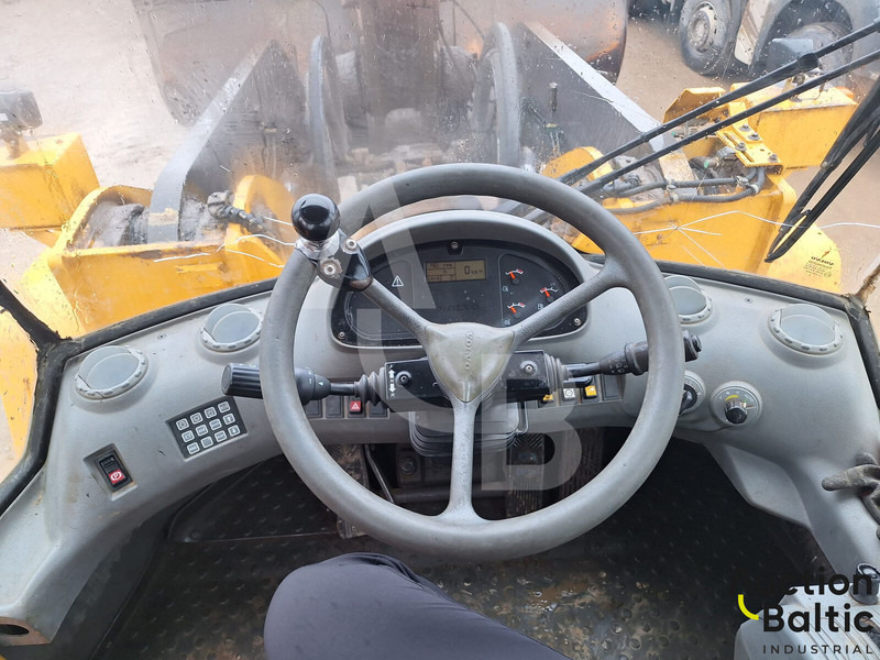 اللودر بعجل Volvo L 180 E: صورة 6