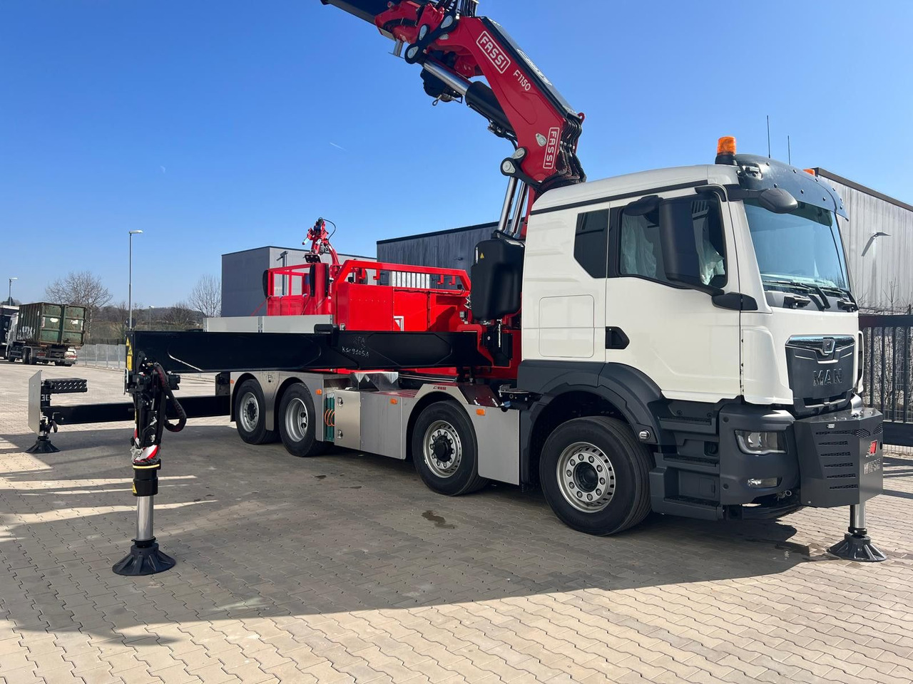 MAN 8x4 mit F1150RA.2.28 L616 Winde, 2.per. Korb - شاحنات مسطحة, شاحنة كرين: صورة 1 MAN 8x4 mit F1150RA.2.28 L616 Winde, 2.per. Korb - شاحنات مسطحة, شاحنة كرين: صورة 1