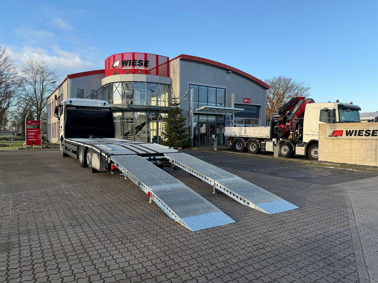 MAN Baumaschinen- Arbeitsbühnentransporter Rampen - شاحنات مسطحة: صورة 1 MAN Baumaschinen- Arbeitsbühnentransporter Rampen - شاحنات مسطحة: صورة 1