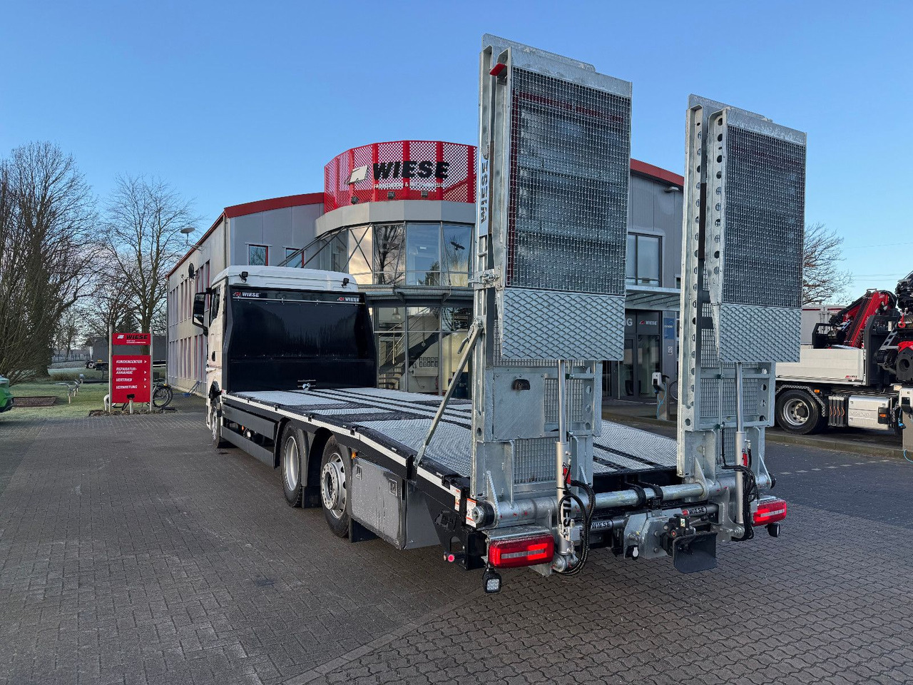 MAN Baumaschinen- Arbeitsbühnentransporter Rampen - شاحنة سحب: صورة 5 MAN Baumaschinen- Arbeitsbühnentransporter Rampen - شاحنة سحب: صورة 5
