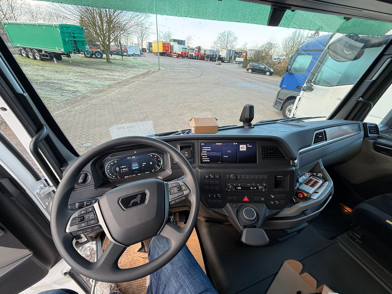 MAN Baumaschinen- Arbeitsbühnentransporter Rampen - شاحنة سحب: صورة 4 MAN Baumaschinen- Arbeitsbühnentransporter Rampen - شاحنة سحب: صورة 4