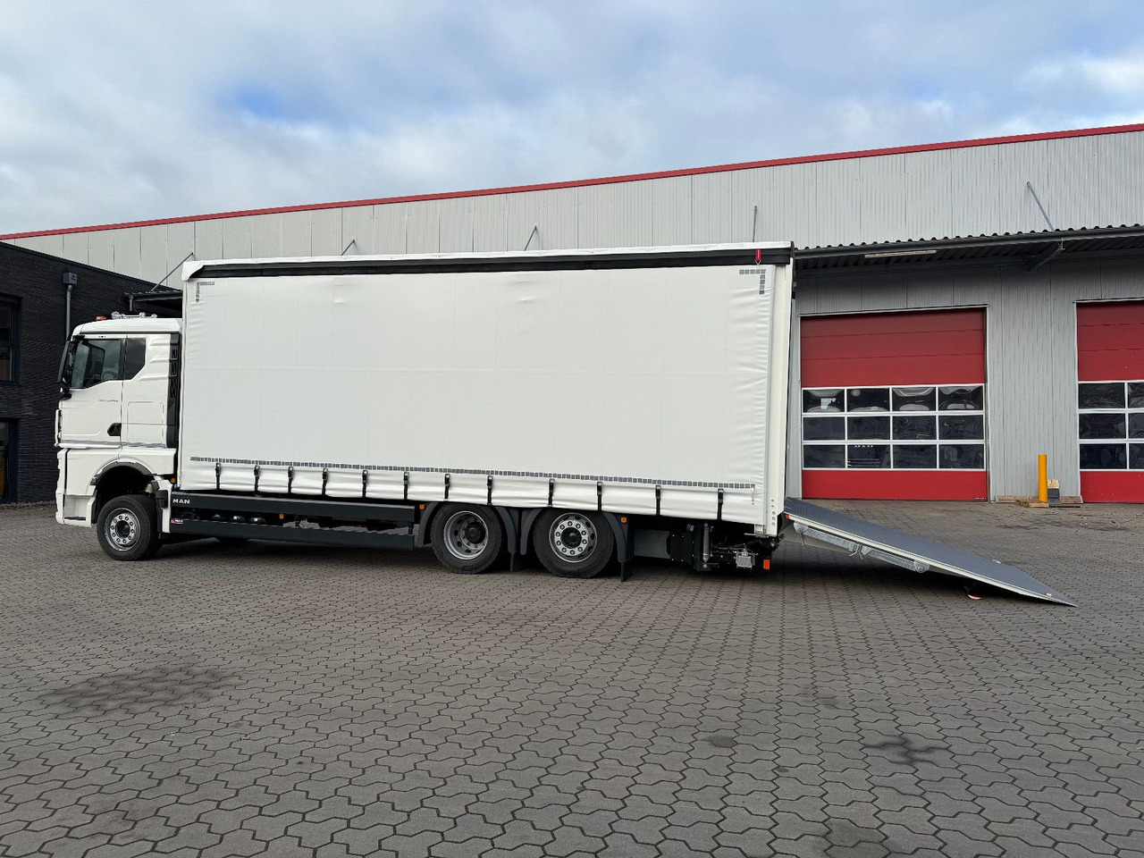 MAN TGX 26.440 6x2 LL Schwerlast Ladebordwand/Rampe - شاحنة سحب: صورة 2 MAN TGX 26.440 6x2 LL Schwerlast Ladebordwand/Rampe - شاحنة سحب: صورة 2