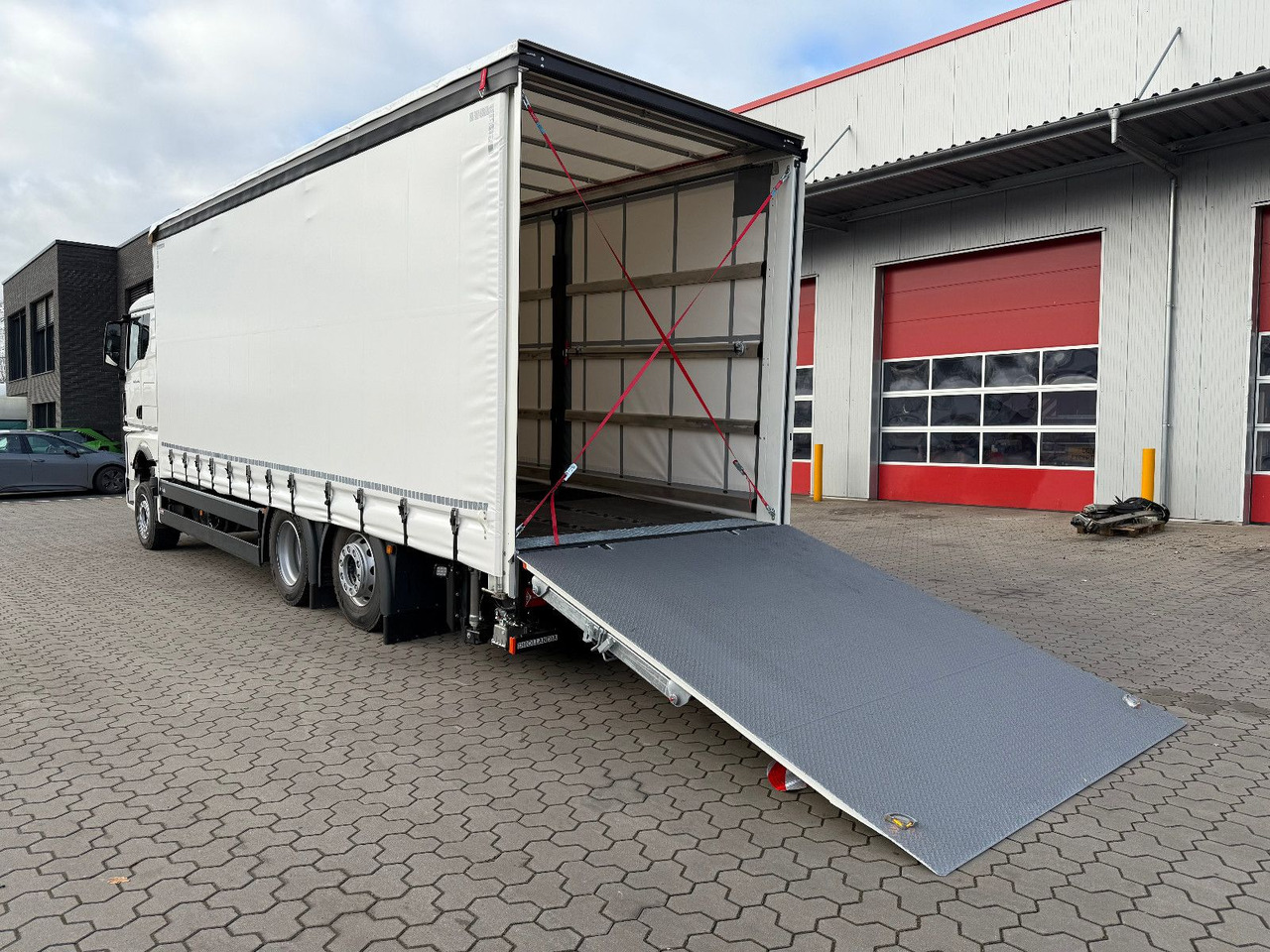 MAN TGX 26.440 6x2 LL Schwerlast Ladebordwand/Rampe - شاحنة نقل سيارات شاحنة: صورة 1 MAN TGX 26.440 6x2 LL Schwerlast Ladebordwand/Rampe - شاحنة نقل سيارات شاحنة: صورة 1