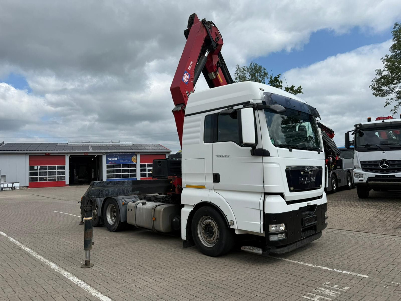 MAN TGX 26.440 6x2 mit HMF 3000-5 Kran TÜV NEU - وحدة جر: صورة 2 MAN TGX 26.440 6x2 mit HMF 3000-5 Kran TÜV NEU - وحدة جر: صورة 2