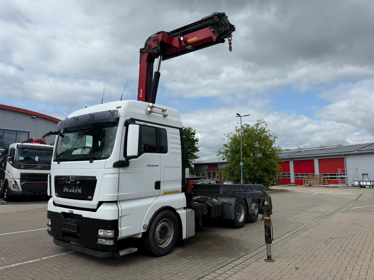 MAN TGX 26.440 6x2 mit HMF 3000-5 Kran TÜV NEU - وحدة جر: صورة 1 MAN TGX 26.440 6x2 mit HMF 3000-5 Kran TÜV NEU - وحدة جر: صورة 1