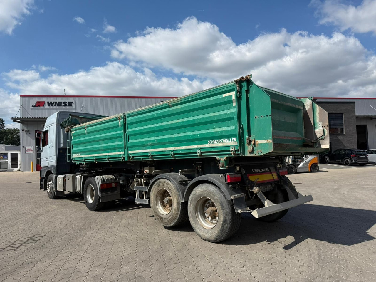 Schwarzmüller 2 Achs Dreiseitenkipper 21m³ mit elektr. Verdeck - قلابة نصف مقطورة نصف مقطورة قلابة: صورة 1 Schwarzmüller 2 Achs Dreiseitenkipper 21m³ mit elektr. Verdeck - قلابة نصف مقطورة نصف مقطورة قلابة: صورة 1