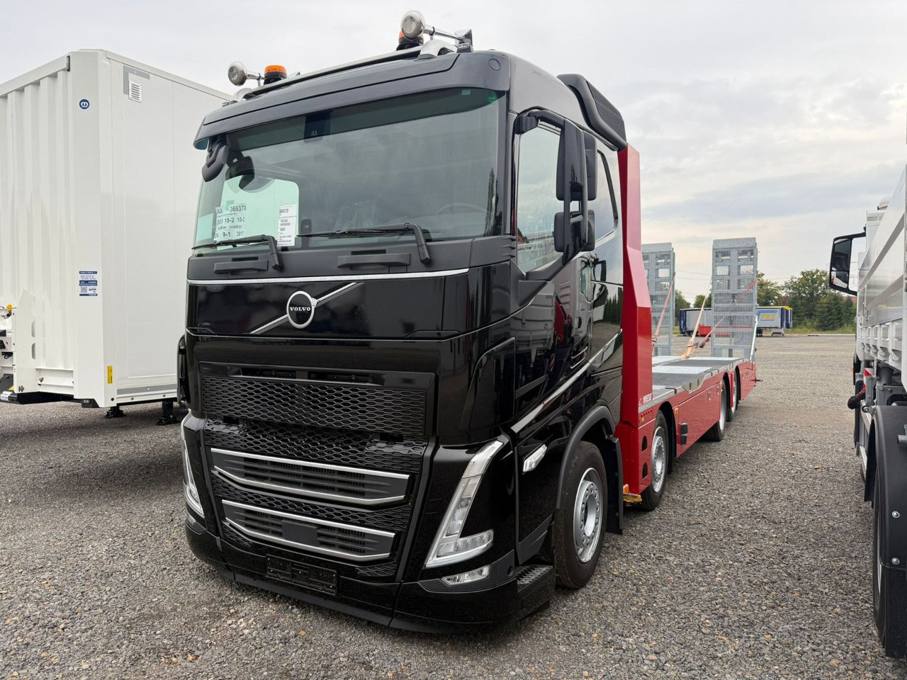 Volvo Arbeitsbühnen Baumaschinentransporter mit Rampen - شاحنة سحب: صورة 2 Volvo Arbeitsbühnen Baumaschinentransporter mit Rampen - شاحنة سحب: صورة 2
