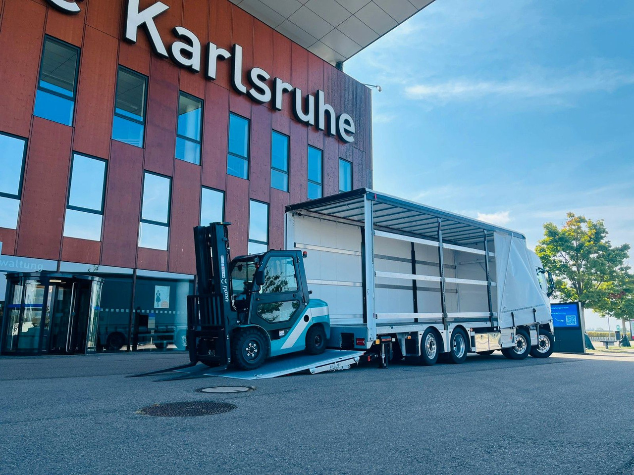 Volvo FH 500 Gabelstaplertransporter LBW Dhollandia 9t - شاحنة ستارة: صورة 4 Volvo FH 500 Gabelstaplertransporter LBW Dhollandia 9t - شاحنة ستارة: صورة 4