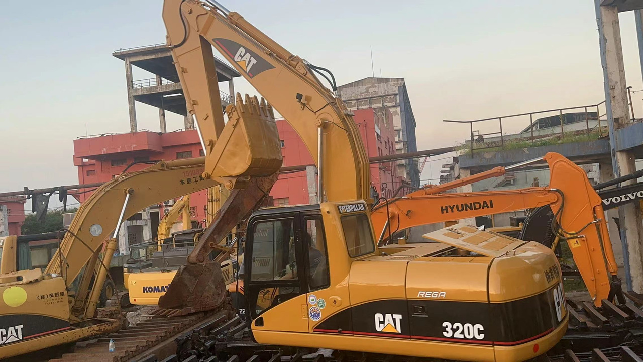 CATERPILLAR 320C - حفارة أفقية: صورة 4 CATERPILLAR 320C - حفارة أفقية: صورة 4