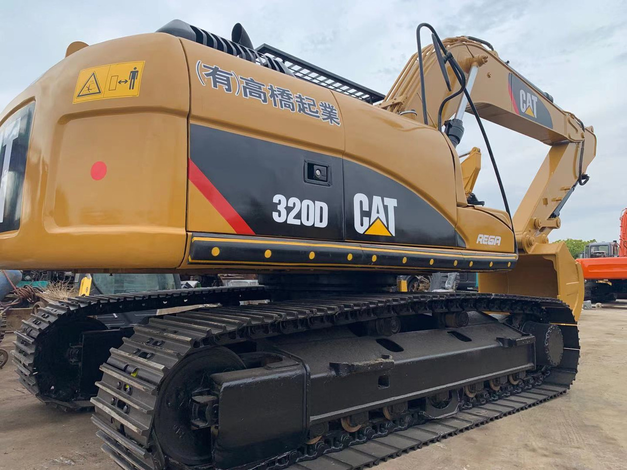 CATERPILLAR 320D - حفار زحاف: صورة 1 CATERPILLAR 320D - حفار زحاف: صورة 1