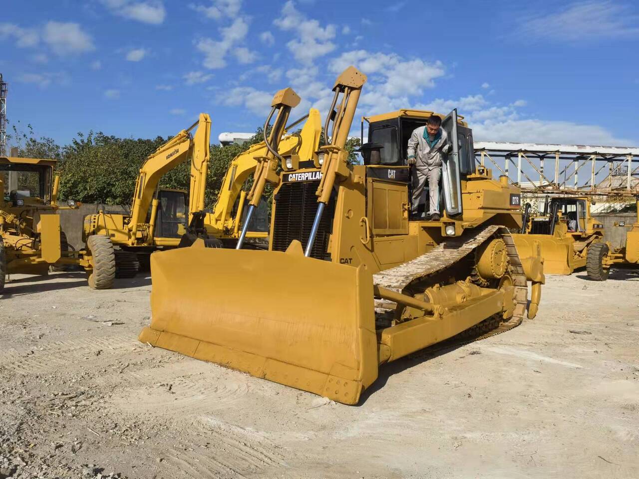 CATERPILLAR D7R - جرافة: صورة 1 CATERPILLAR D7R - جرافة: صورة 1