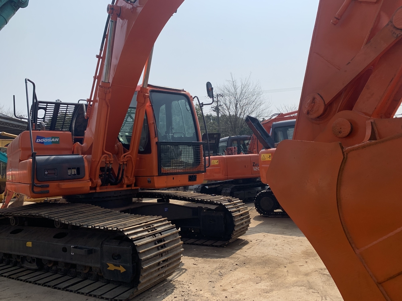 DOOSAN DX225LC - حفار زحاف: صورة 1 DOOSAN DX225LC - حفار زحاف: صورة 1