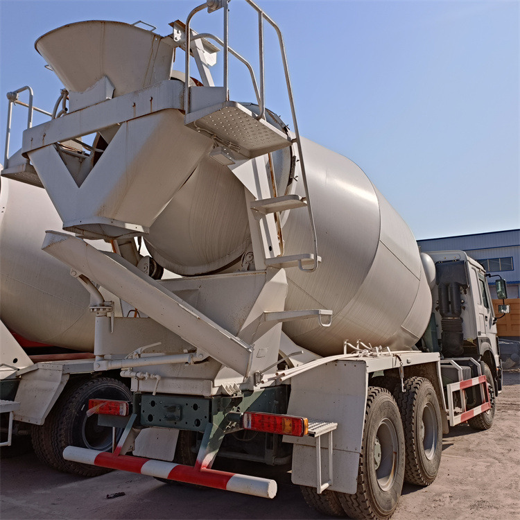 HOWO HOWO-white mixer pump truck - خلاطة مع مضخة: صورة 5 HOWO HOWO-white mixer pump truck - خلاطة مع مضخة: صورة 5